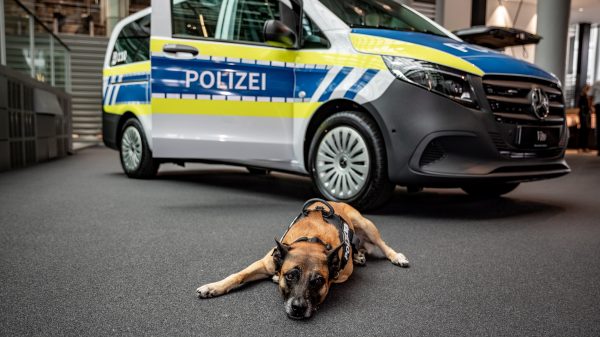 Herrmann nimmt Einsatzfahrzeuge der neuesten Generation Mercedes-Benz Vito Tourer für die Münchner Polizei in Empfang