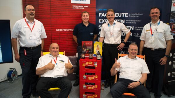 Werkfeuerwehrverband Bayern auf der FeuerTrutz: hinten v. l. n. r.: Jörg Franz Schöbel (Beauftrager Herbstseminar VB), Marc Lyon (Fachbereich Öffentlichkeitsarbeit), Martin Zinsmeister (stv. Fachbereichsleiter Öffentlichkeitsarbeit), Alexander Kiesl (stv. Vorsitzender)