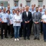 Innenminister Roman Poseck, Bürgermeister Patrick Kuhn, Wehführer Andreas Lehn, Landtagsabgeordnete Lena Arnold und Landtagsabgeordnete Karina Fissmann-Renner mit Mitglieder der Feuerwehr Ludwigsau-Friedlos