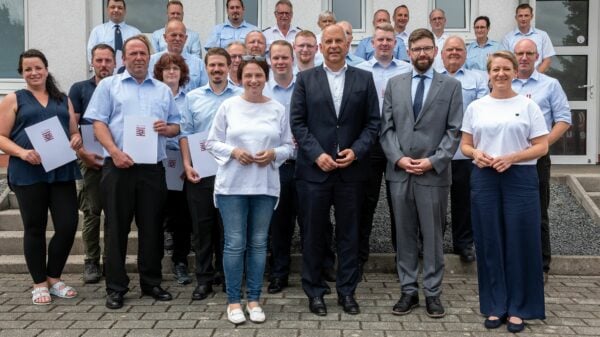 Innenminister Roman Poseck, Bürgermeister Patrick Kuhn, Wehführer Andreas Lehn, Landtagsabgeordnete Lena Arnold und Landtagsabgeordnete Karina Fissmann-Renner mit Mitglieder der Feuerwehr Ludwigsau-Friedlos