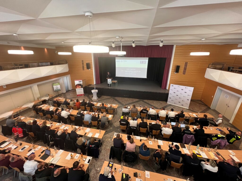 Beim 11. Symposium "Hilfe für Helferinnen und Helfer in den Feuerwehren" am 15. Mai 2025 standen die Herausforderungen der Psychosozialen Notfallversorgung für Einsatzkräfte (PSNV-E) anlässlich von Anschlägen im Mittelpunkt der Veranstaltung