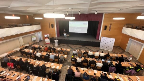 Beim 11. Symposium "Hilfe für Helferinnen und Helfer in den Feuerwehren" am 15. Mai 2025 standen die Herausforderungen der Psychosozialen Notfallversorgung für Einsatzkräfte (PSNV-E) anlässlich von Anschlägen im Mittelpunkt der Veranstaltung