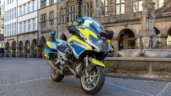 Das BMW-Modell RT 1200 am Lambertikirchplatz in Münster. Verbrenner, nicht elektrisch
