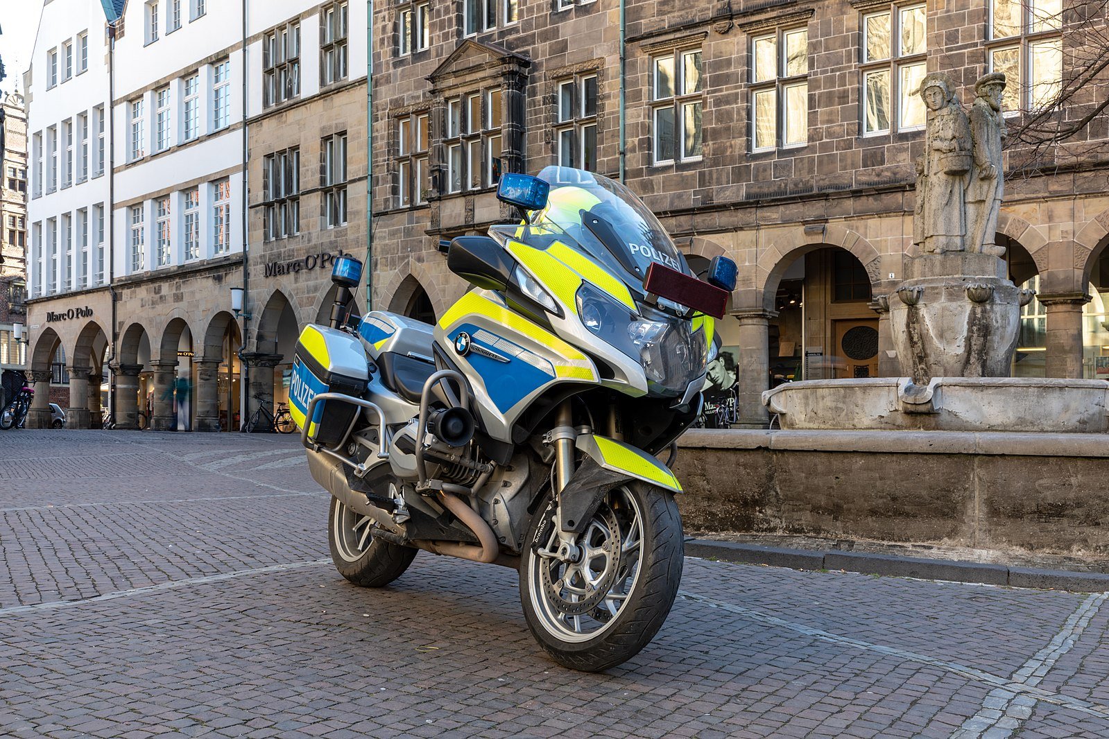 Das BMW-Modell RT 1200 am Lambertikirchplatz in Münster. Verbrenner, nicht elektrisch