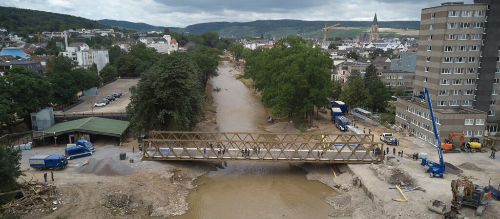 Die als Behelf errichtete Landgrafenbrücke in Bad Neuenahr am Tag der Fertigstellung.