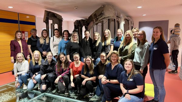 Die Teilnehmerinnen des ersten Treffens der bayerischen Werk- und Betriebsfeuerwehrfrauen und brandschutzinteressierter Frauen