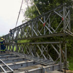 Der THW-Ortsverband Freising während der Errichtung einer Bailey-Behelfsbrücke.