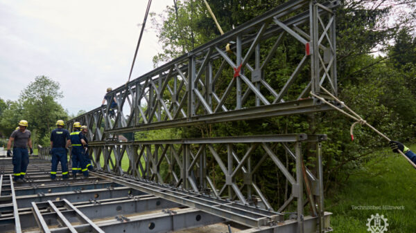 Der THW-Ortsverband Freising während der Errichtung einer Bailey-Behelfsbrücke.