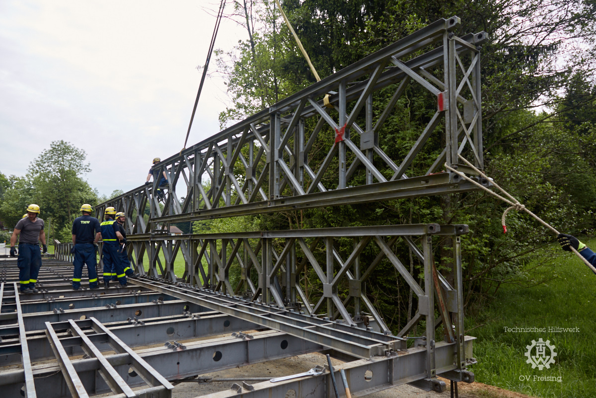 Der THW-Ortsverband Freising während der Errichtung einer Bailey-Behelfsbrücke.