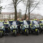 Innenminister Roman Poseck zusammen mit dem Präsidenten des HPT Frank von der Au und weiteren Bediensteten der Polizei bei der Übergabe von 30 neuen Polizeimotorrädern