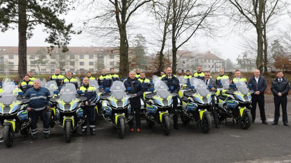 Innenminister Roman Poseck zusammen mit dem Präsidenten des HPT Frank von der Au und weiteren Bediensteten der Polizei bei der Übergabe von 30 neuen Polizeimotorrädern