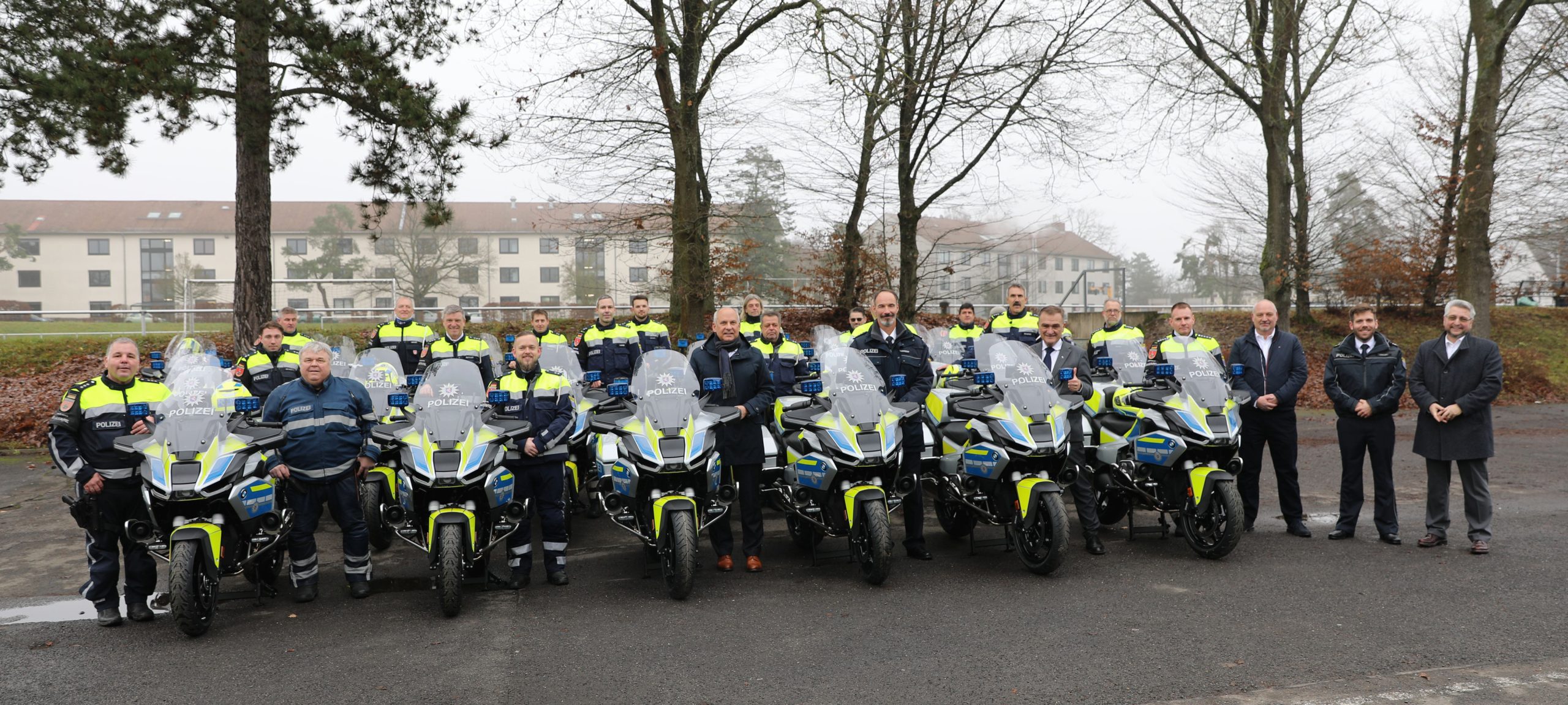 Innenminister Roman Poseck zusammen mit dem Präsidenten des HPT Frank von der Au und weiteren Bediensteten der Polizei bei der Übergabe von 30 neuen Polizeimotorrädern