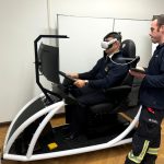 Übungen an neuem Blaulicht-Simulator der Berliner Feuerwehr senken Unfallrisiko.
