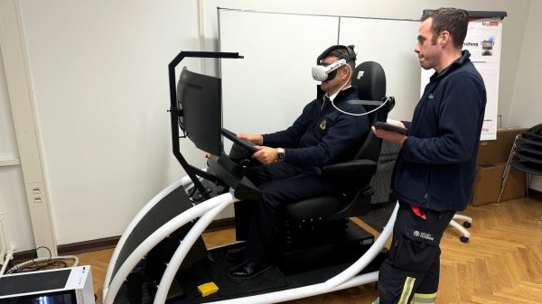 Übungen an neuem Blaulicht-Simulator der Berliner Feuerwehr senken Unfallrisiko.