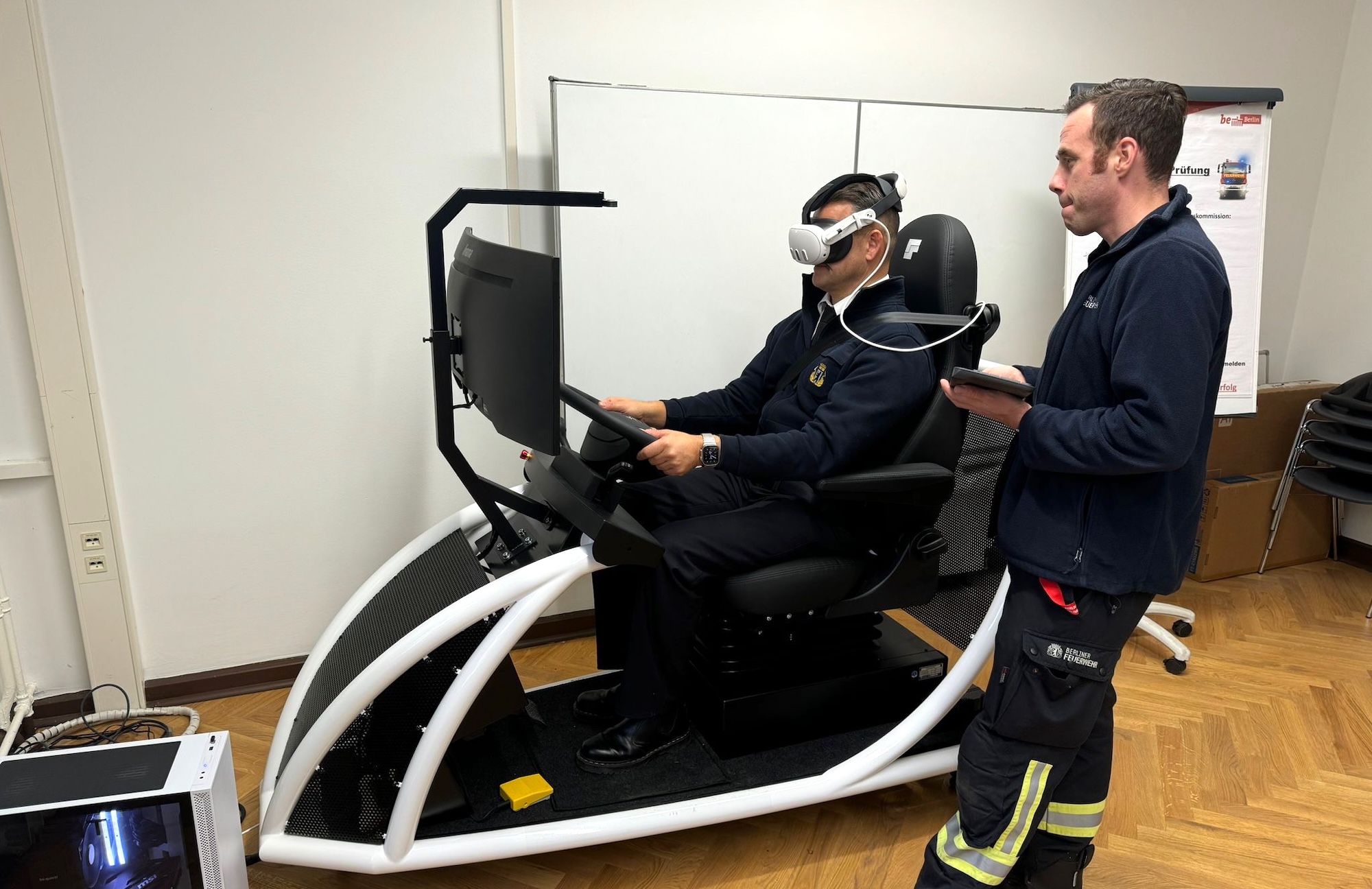 Übungen an neuem Blaulicht-Simulator der Berliner Feuerwehr senken Unfallrisiko.