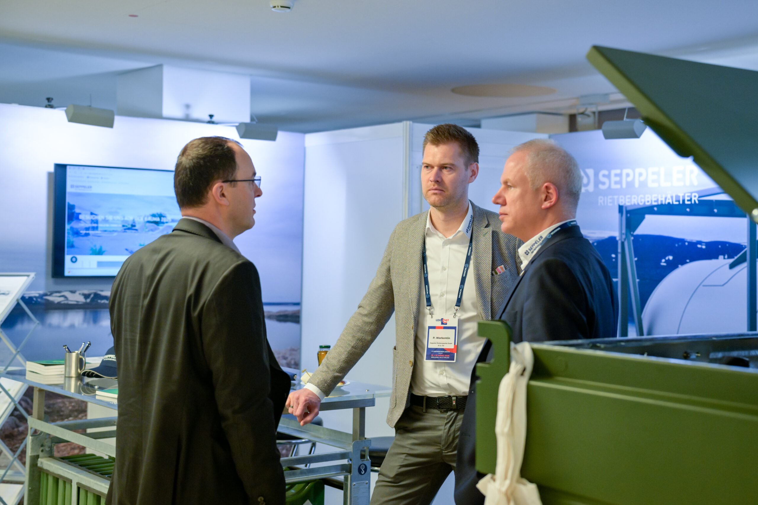 Matthias Limberg und Paul Warkentin am Stand von Seppeler Rietbergbehälter auf der LOG.NET 2025 in Koblenz