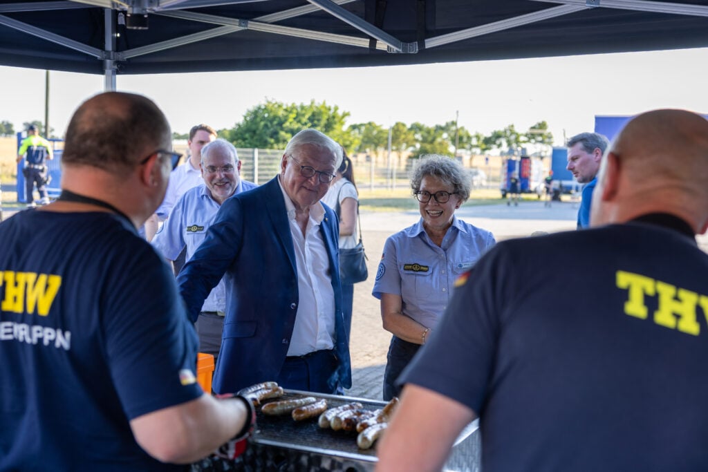 Bundespräsident Frank-Walter Steinmeier und THW-Präsidentin Sabine Lackner - zum Abendessen gab es Wurst und Gemüse vom Grill.