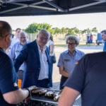Bundespräsident Frank-Walter Steinmeier und THW-Präsidentin Sabine Lackner - zum Abendessen gab es Wurst und Gemüse vom Grill.