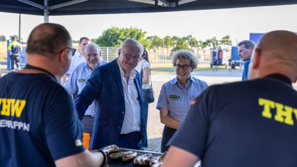 Bundespräsident Frank-Walter Steinmeier und THW-Präsidentin Sabine Lackner - zum Abendessen gab es Wurst und Gemüse vom Grill.