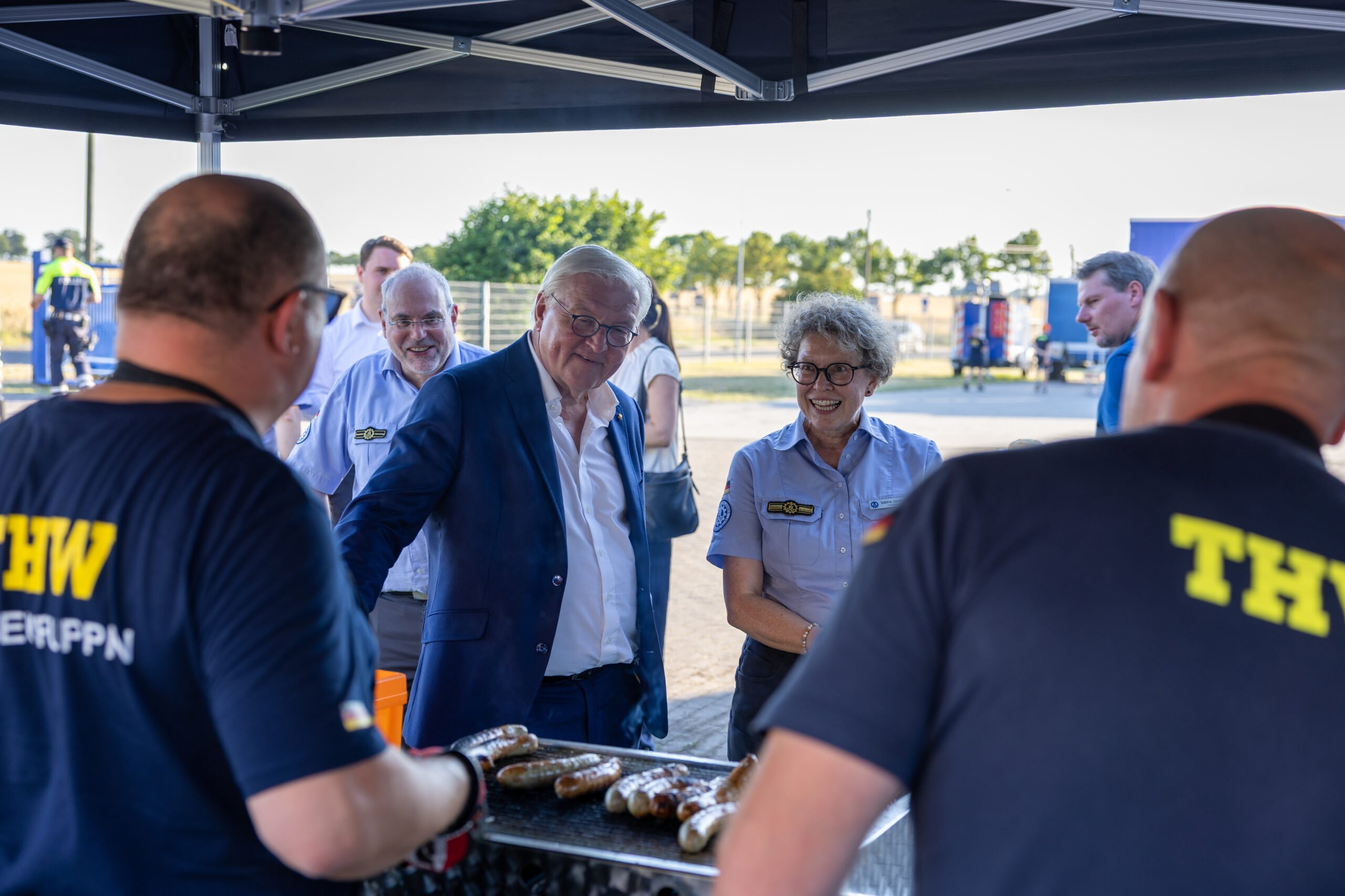 Bundespräsident Frank-Walter Steinmeier und THW-Präsidentin Sabine Lackner - zum Abendessen gab es Wurst und Gemüse vom Grill.