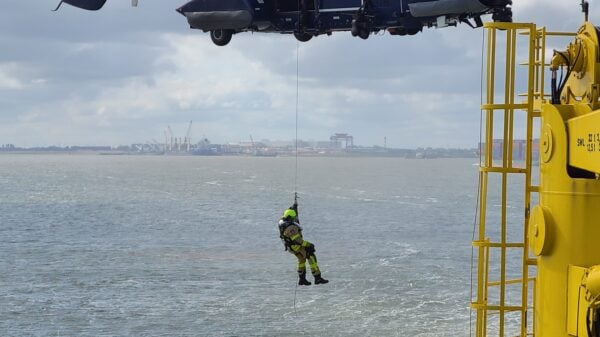 Feuerwehrleute werden per Hubschrauber der Bundespolizei zur Übung der C-Lage mit dem Havariekommando eingeflogen