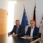 Innenstaatssekretär Martin Rößler und Prof. Dr. Michael Waidner, Leiter des Fraunhofer-Instituts für Sichere Informationstechnologie (SIT), bei der Vertragsunterzeichnung.