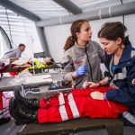 Großübung: Einsatzkräfte erhielten gezielte Schulungen auf mögliche Verletzungsmuster oder Herausforderungen im Kontext der Zivilen Verteidigung.
