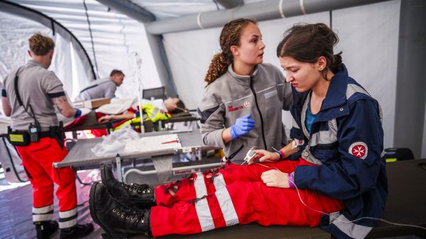 Großübung: Einsatzkräfte erhielten gezielte Schulungen auf mögliche Verletzungsmuster oder Herausforderungen im Kontext der Zivilen Verteidigung.