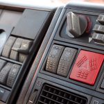 Exemplarische Darstellung des Kipp-Lichtschalters in der Mitte des Armaturenbretts im Fahrerhaus.