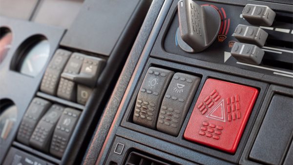 Exemplarische Darstellung des Kipp-Lichtschalters in der Mitte des Armaturenbretts im Fahrerhaus.