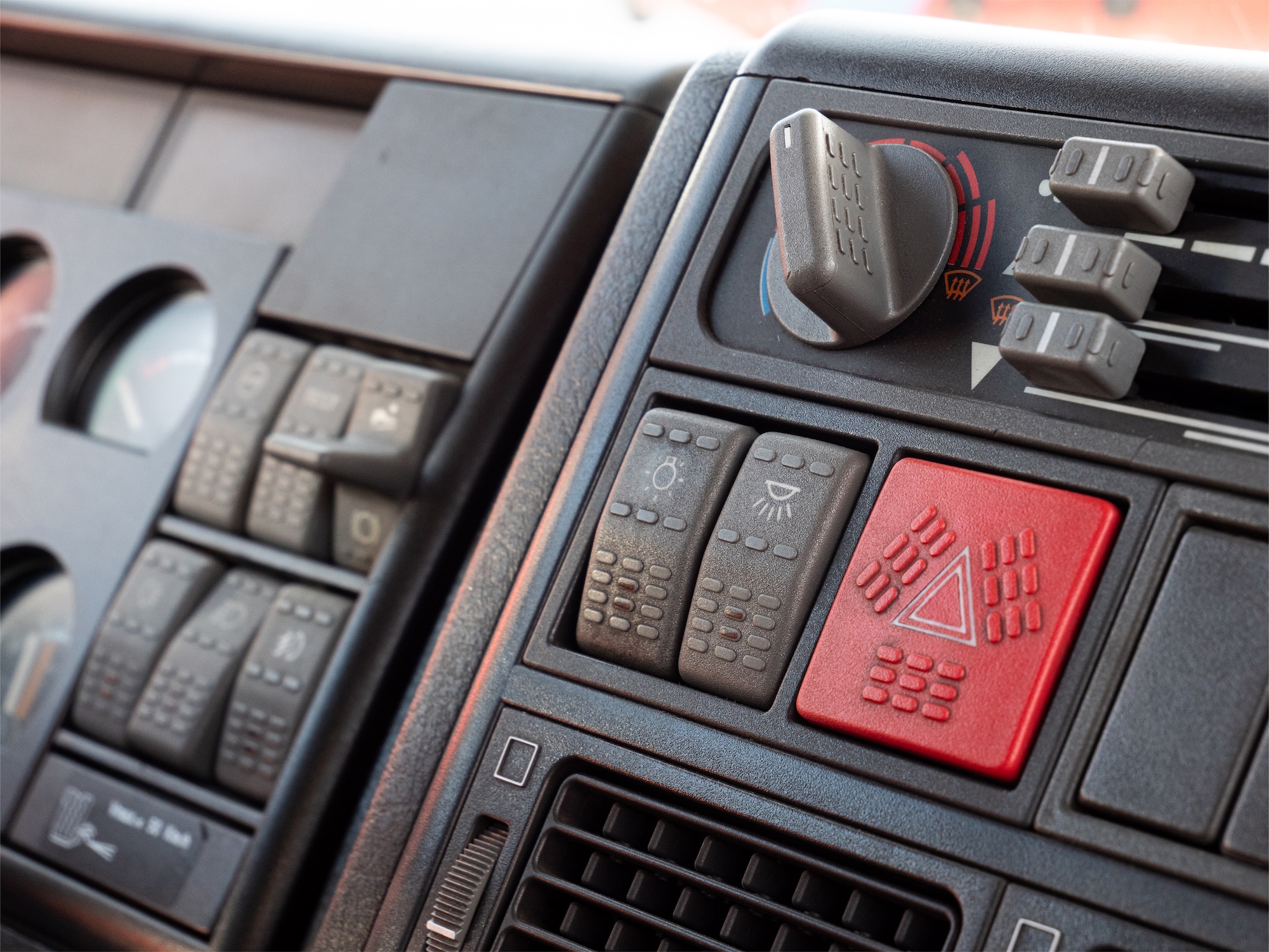 Exemplarische Darstellung des Kipp-Lichtschalters in der Mitte des Armaturenbretts im Fahrerhaus.