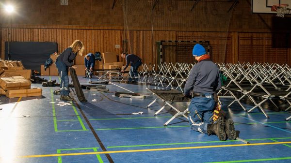 THW-Helferinnen und Helfer beim Einrichten einer Notunterkunft in Berlin