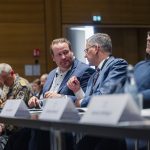 CP-Konferenz in Hannover gestartet: Tobias Ehlke (3. v. l.), Inhaber CPM Verlag, im Gespräch mit Christoph de Vries MdB, Parlamentarischer Staatssekretär beim Bundesminister des Innern.