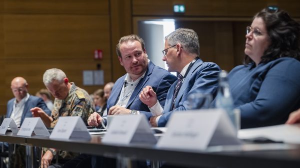 CP-Konferenz in Hannover gestartet: Tobias Ehlke (3. v. l.), Inhaber CPM Verlag, im Gespräch mit Christoph de Vries MdB, Parlamentarischer Staatssekretär beim Bundesminister des Innern.