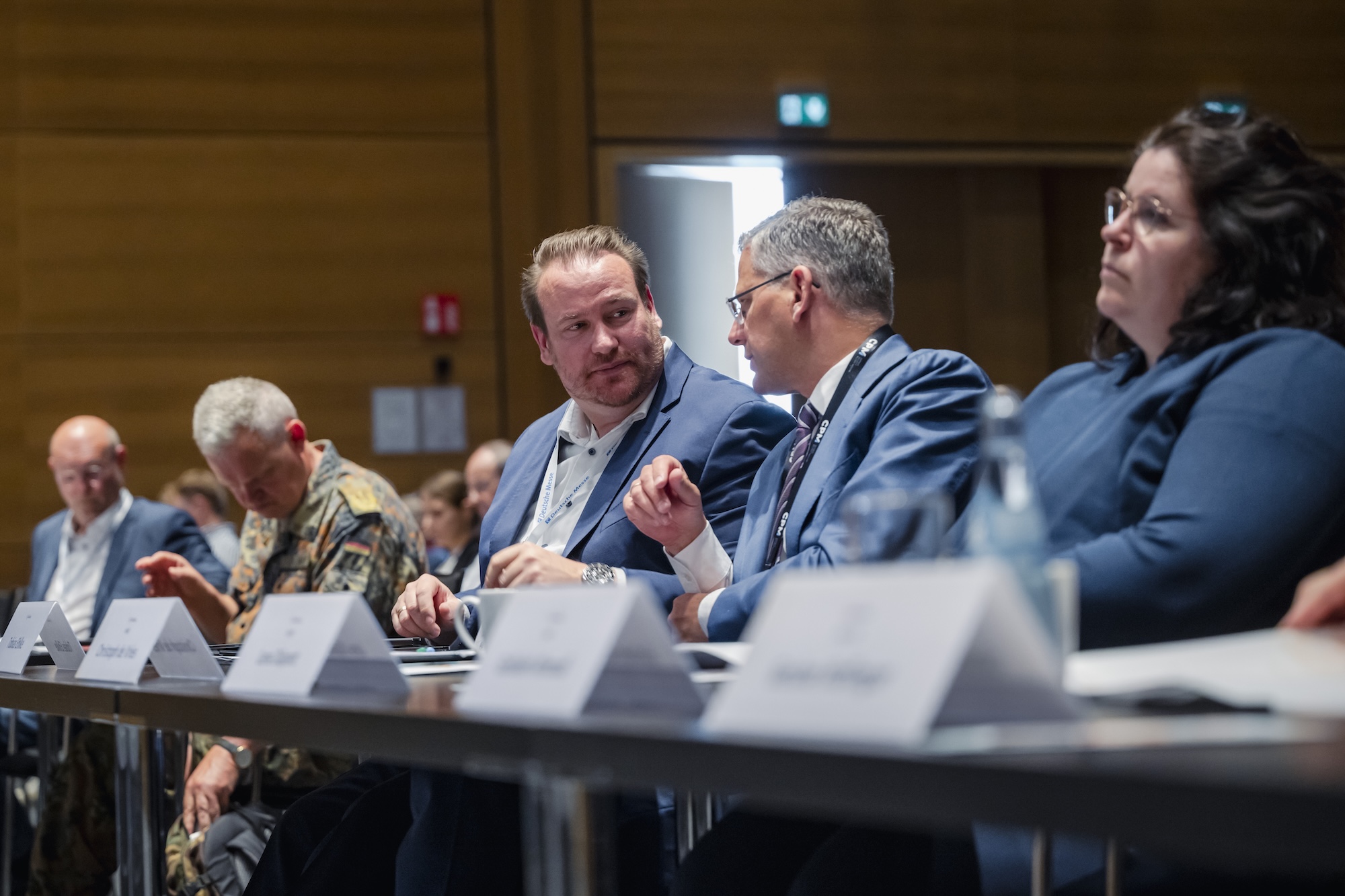 CP-Konferenz in Hannover gestartet: Tobias Ehlke (3. v. l.), Inhaber CPM Verlag, im Gespräch mit Christoph de Vries MdB, Parlamentarischer Staatssekretär beim Bundesminister des Innern.