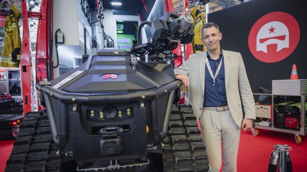 Interview: Oliver Rasche, Geschäftsführer von Alpha Robotics, neben einem UGV Wolf R1.