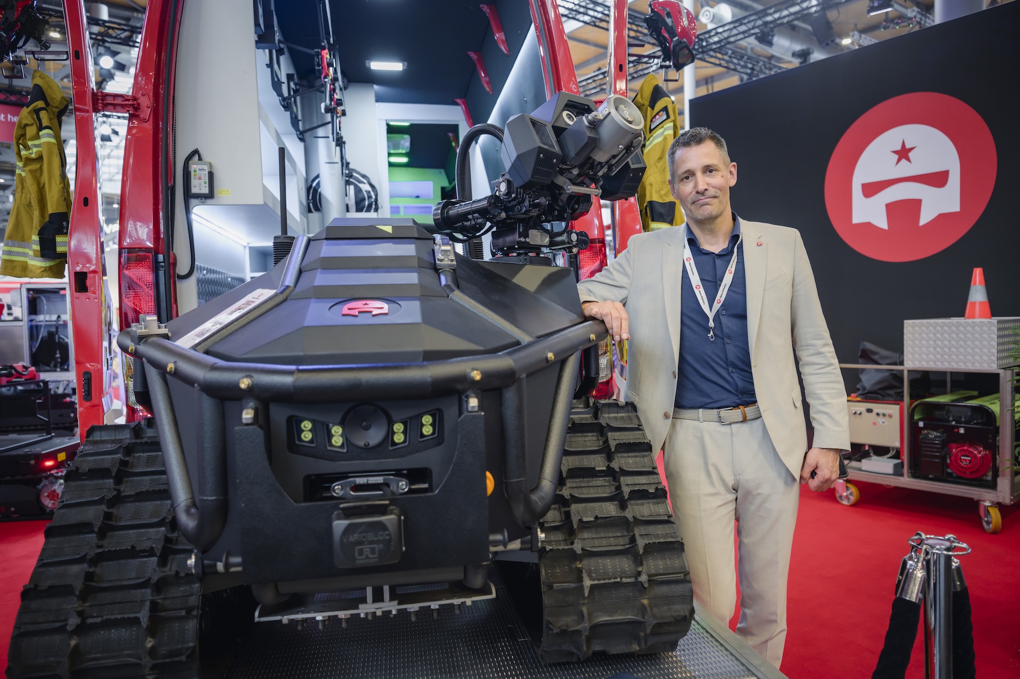 Interview: Oliver Rasche, Geschäftsführer von Alpha Robotics, neben einem UGV Wolf R1.