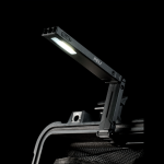 ModLight Pivot ist eine kompakte Beleuchtungslösung von Peli, die sich nahtlos in Peli Schutzkoffer integrieren lässt.