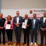 Innenminister Michael Ebling (3.v.l.) gemeinsam mit Polizeipräsident Andreas Sarter (l., PP Rheinpfalz), Bürgermeisterin Silke Schmitt-Makdice (2. v.l.), Bürgermeister Manfred Schulz (3.v.r.), Raphael Mader, Referat Recht und Ordnung der Stadt Kaiserslautern (2.v.r.) und Polizeipräsident Hans Kästner (r., PP Westpfalz).