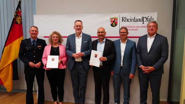 Innenminister Michael Ebling (3.v.l.) gemeinsam mit Polizeipräsident Andreas Sarter (l., PP Rheinpfalz), Bürgermeisterin Silke Schmitt-Makdice (2. v.l.), Bürgermeister Manfred Schulz (3.v.r.), Raphael Mader, Referat Recht und Ordnung der Stadt Kaiserslautern (2.v.r.) und Polizeipräsident Hans Kästner (r., PP Westpfalz).