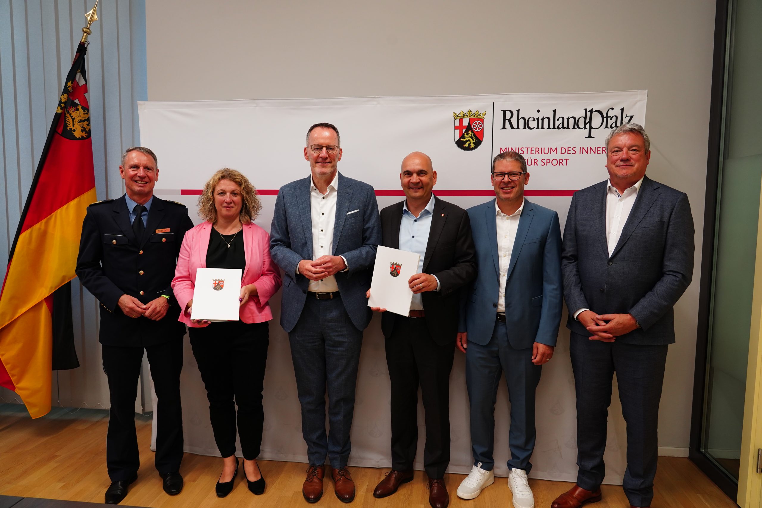 Innenminister Michael Ebling (3.v.l.) gemeinsam mit Polizeipräsident Andreas Sarter (l., PP Rheinpfalz), Bürgermeisterin Silke Schmitt-Makdice (2. v.l.), Bürgermeister Manfred Schulz (3.v.r.), Raphael Mader, Referat Recht und Ordnung der Stadt Kaiserslautern (2.v.r.) und Polizeipräsident Hans Kästner (r., PP Westpfalz).