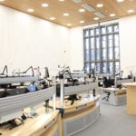 Lehrleitstelle: Die Ausbildung im Leitstellenraum kann an insgesamt neun Disponentenplätzen durchgeführt werden.