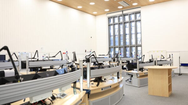 Lehrleitstelle: Die Ausbildung im Leitstellenraum kann an insgesamt neun Disponentenplätzen durchgeführt werden.