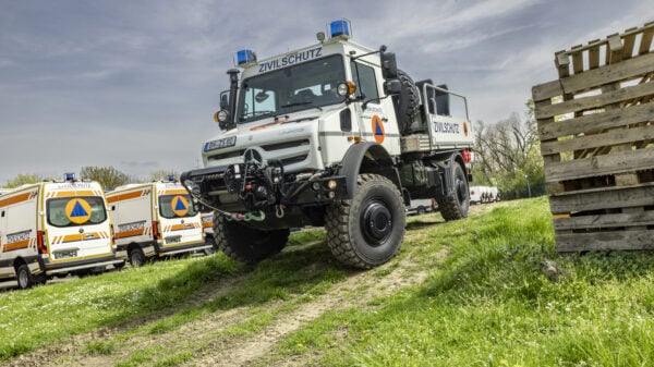Unimog U 5023 mit Pritsche zum Personentransport und Trommelseilwinde im Erprobungseinsatz beim Bundesamt für Bevölkerungsschutz und Katastrophenhilfe. Hilfsorganisation.