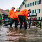 Hochwasser in Bayern: Mit Hochleistungspumpen wurden unzählige Wassermengen abgepumpt.
