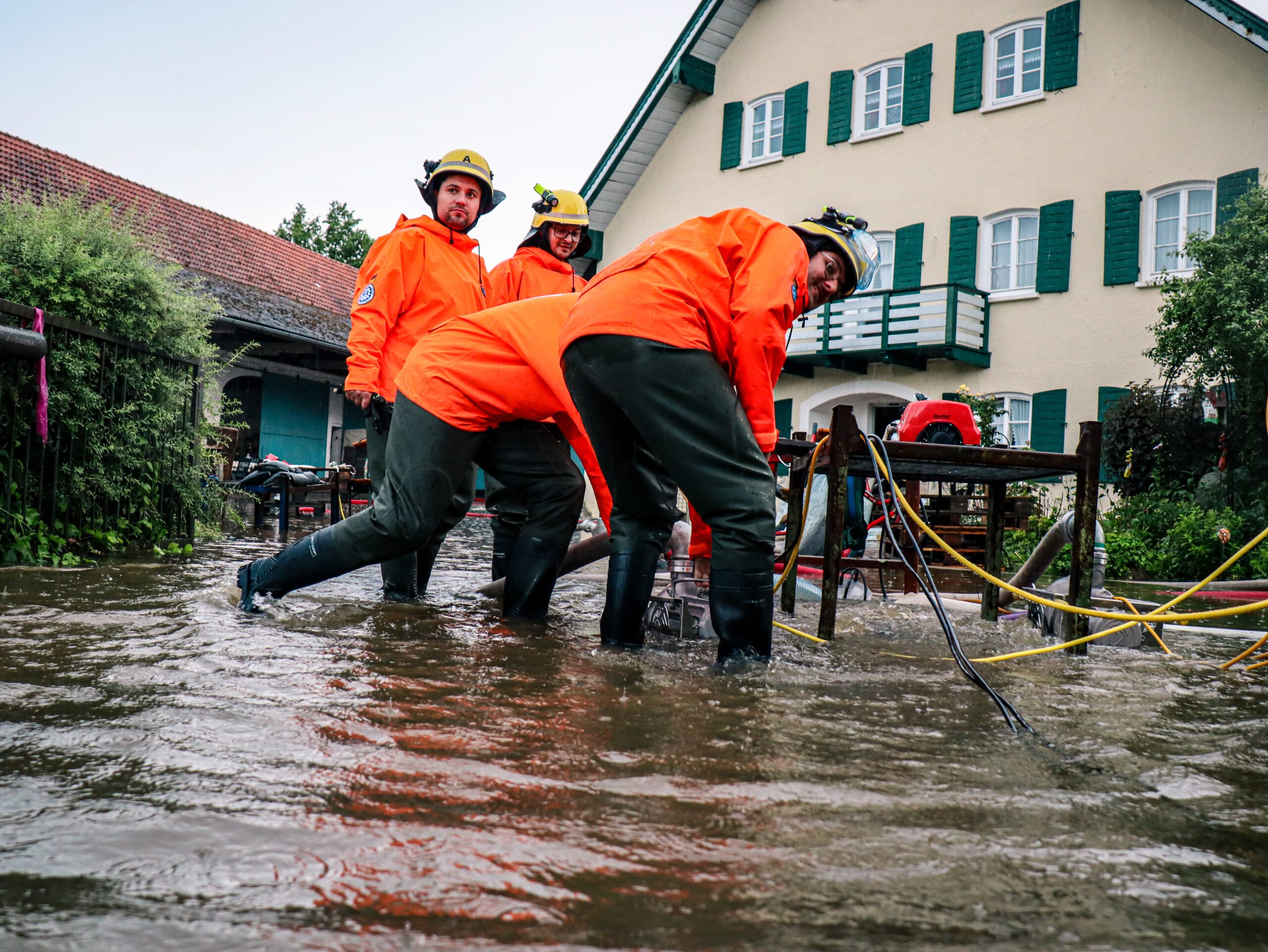 Hochwasser in Bayern: Mit Hochleistungspumpen wurden unzählige Wassermengen abgepumpt.
