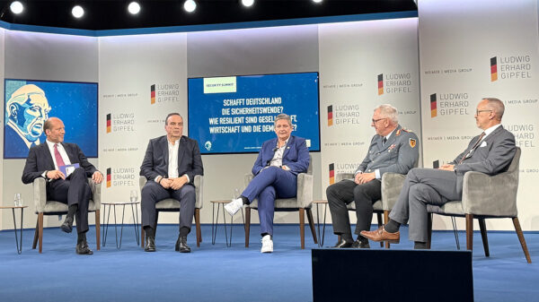 Beim Ludwig-Erhard-Gipfel sprach Claudia Plattner mit Sicherheits- sowie Technikexpertinnen und -experten u.a. darüber, wie Deutschland die Sicherheitswende schaffen kann. V.l.n.r.: Moderator Oliver Roloff, Hagen Rickmann (Geschäftsführer Firmenkunden bei Vodafone EU & Deutschland), Claudia Plattner (Präsidentin BSI), Generalmajor Andreas Henne (Kommandeur der Heimatschutzdivision der Bundeswehr), Ernst Steuger (Geschäftsführer der Nürnberger Wach- und Schließgesellschaft).