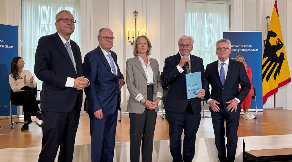 Übergabe der Initiative: V.l.n.r.: Andreas Voßkuhle, Präsident des Bundesverfassungsgerichts, Peer Steinbrück, Frank-Walter Steinmeier, Bundespräsident, Julia Jäkel, Medienmanagerin und Aufsichtsrätin, Thomas de Maizière, ehemaliger Bundesminister.