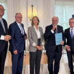 Übergabe der Initiative: V.l.n.r.: Andreas Voßkuhle, Präsident des Bundesverfassungsgerichts, Peer Steinbrück, Frank-Walter Steinmeier, Bundespräsident, Julia Jäkel, Medienmanagerin und Aufsichtsrätin, Thomas de Maizière, ehemaliger Bundesminister.
