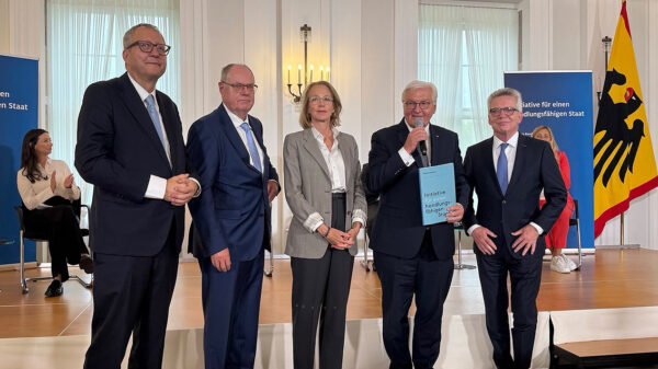 Übergabe der Initiative: V.l.n.r.: Andreas Voßkuhle, Präsident des Bundesverfassungsgerichts, Peer Steinbrück, Frank-Walter Steinmeier, Bundespräsident, Julia Jäkel, Medienmanagerin und Aufsichtsrätin, Thomas de Maizière, ehemaliger Bundesminister.